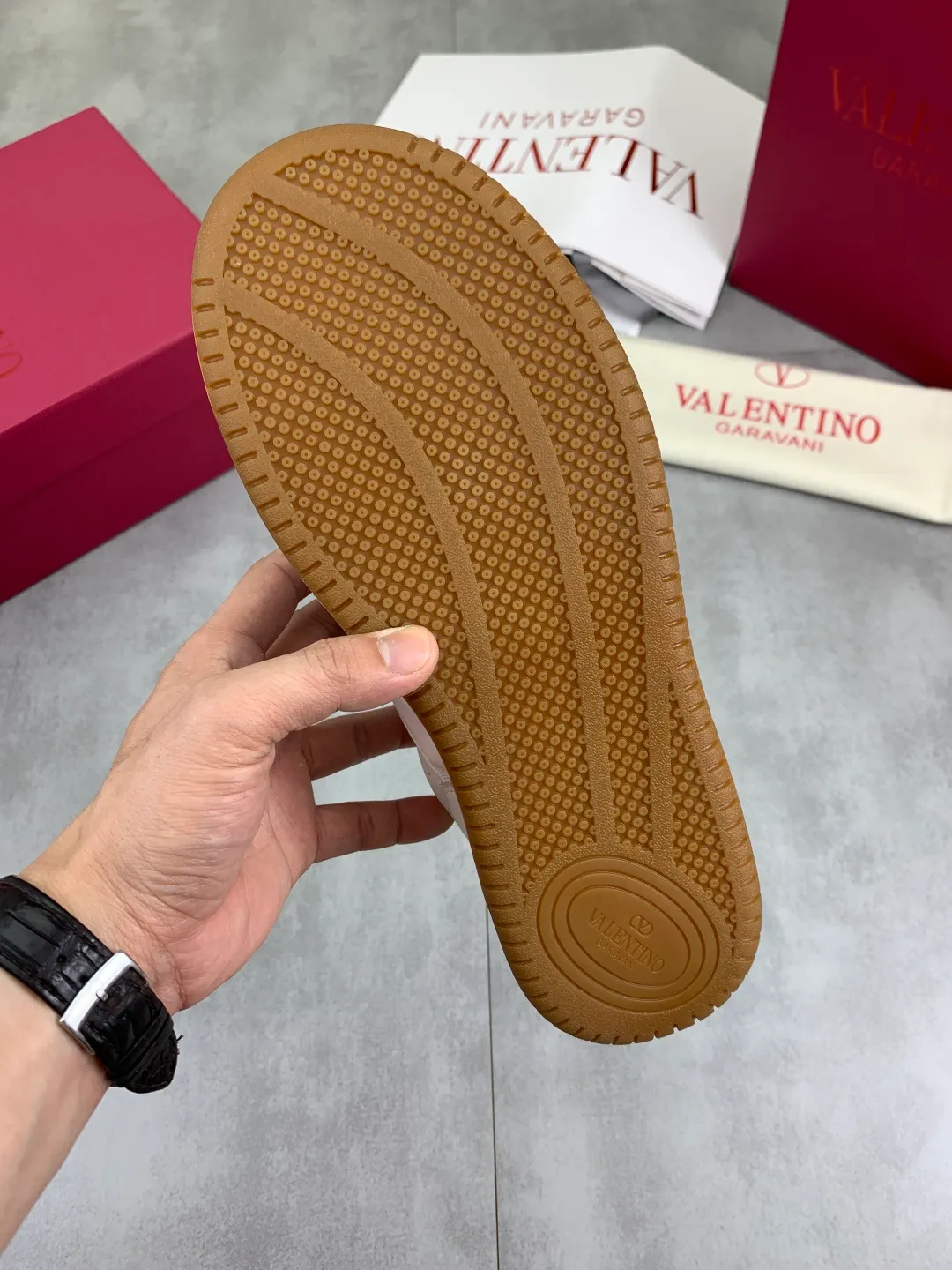 Men's men's shoes 💰P640 new style latest Valentino Valentino V family new casual young fashion trend sports shoes full of vitality, no age limit, very light and comfortable on the foot, packaging, original purchase and development, production, various color combinations are eye-catching, activate the charming sunny boy, the shoe design combines coolness with daily style, full of street feeling, multi-color options!   Fabric: original material splicing/first-layer cowhide Lining: imported cowhide/original logo sweat-absorbent and breathable foot pad Outsole: TPU foam lightweight material outsole Brand injection insole Code number: 38-46 Full set of packaging Color: 3️⃣ colors available